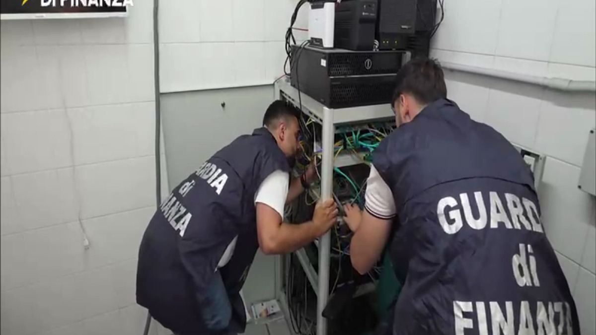 Maxi operazione anti-pezzotto a Crotone: scoperti tre centri IPTV illegali, 2.769 utenti identificati - Foto Uff. Stampa Guardia di finanza 