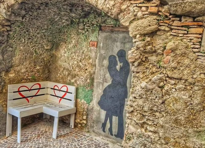 Caccuri diventa il borgo dell’amore per la Notte Romantica - Foto: L'angolo del bacio a Caccuri