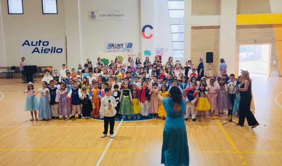 Pianopoli, i 120 alunni della primaria incantano il pubblico con lo spettacolo “Ridateci le nostre fiabe” - Foto: Uff. Stampa Istituto comprensivo Gatti-Manzoni-Augruso