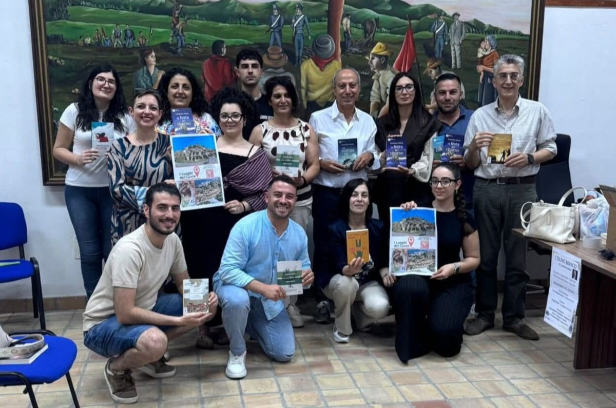 Verzino, grande partecipazione alla presentazione de “L’olivo bianco” di Carmine Abate - Foto: Uff. Stampa Comune di Verzino