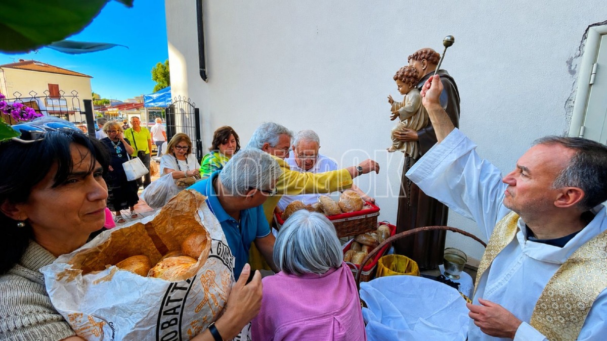 Crotone, è il giorno di Sant’Antonio: fedeli in fila per il pane benedetto - Foto: Redazione 