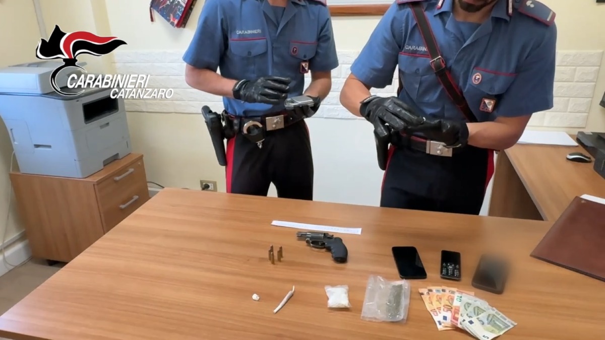 (VIDEO) Davoli Marina, 24enne arrestato con una pistola carica e droga addosso - Foto Uff. Stampa Carabinieri  