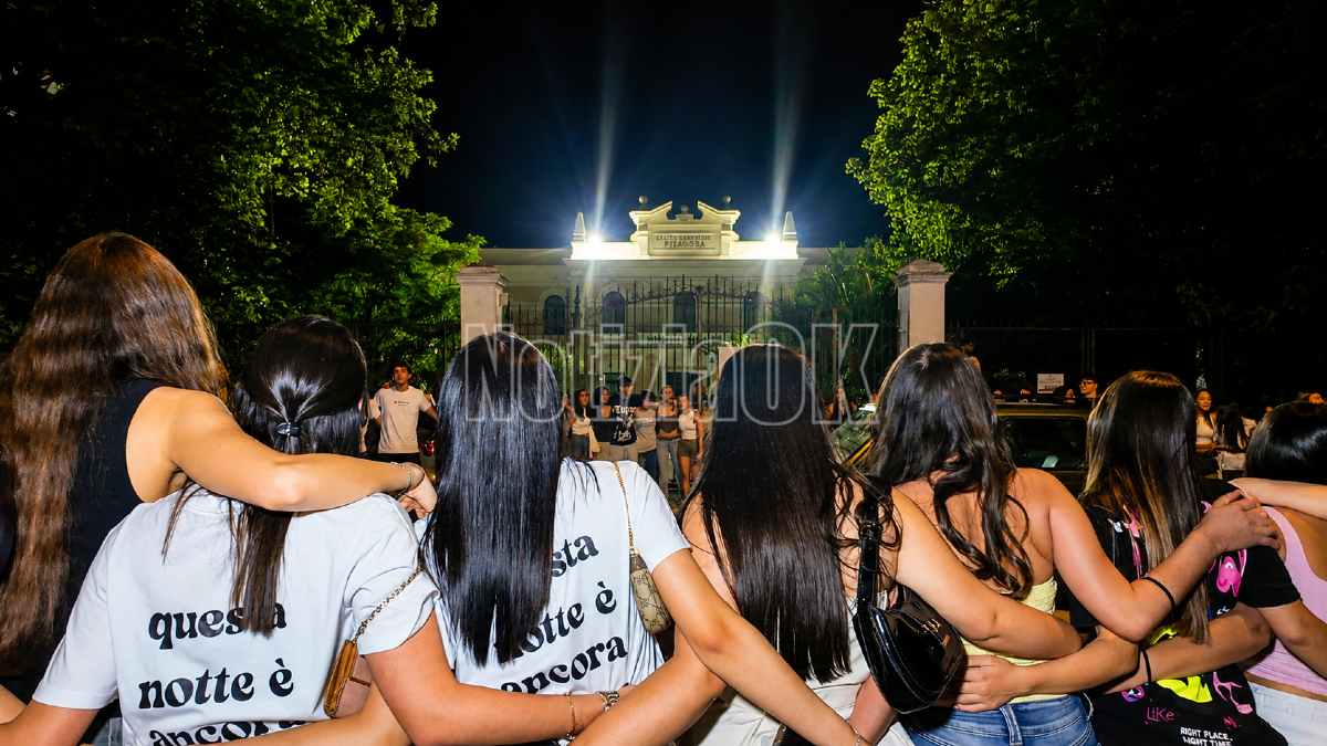 (VIDEO) Crotone - “Notte prima degli esami”, emozioni e tradizione davanti al Liceo Classico - Foto: Redazione 