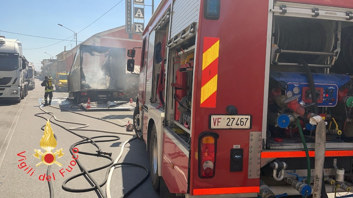 (VIDEO) Camion in fiamme sulla Statale 106, traffico bloccato a Botricello - Foto Uff. Stampa Vigili del Fuoco 