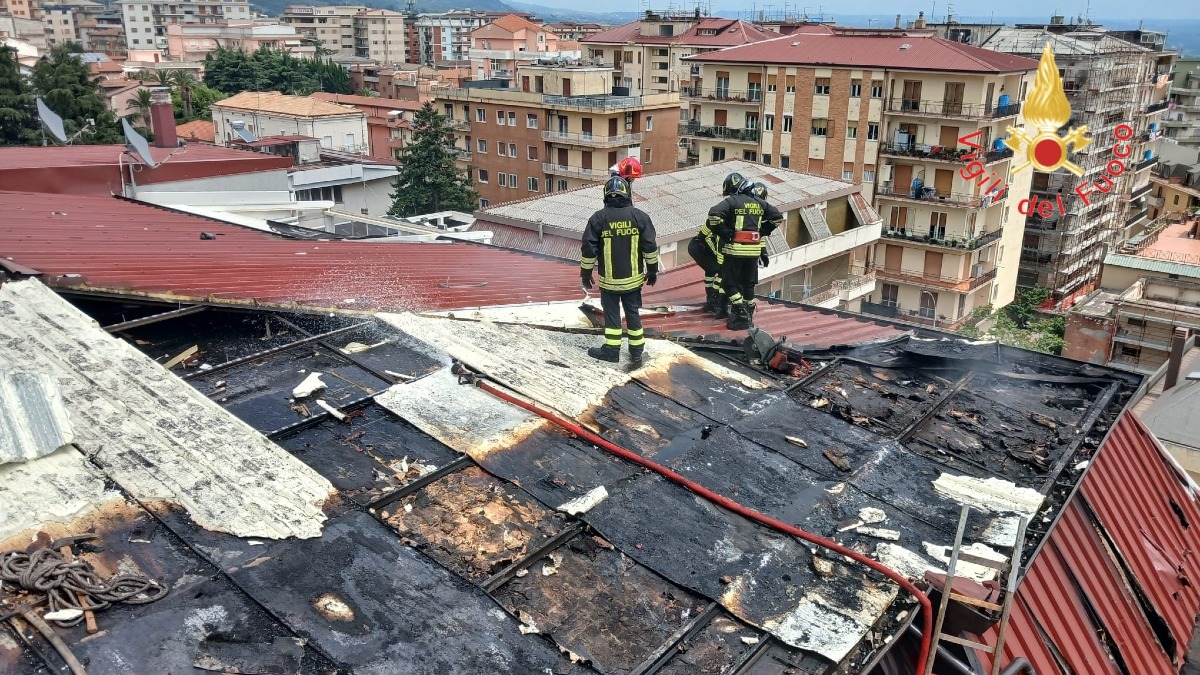 Lamezia Terme, incendio sulla copertura di un edificio civile: intervento dei Vigili del Fuoco - Foto: Uff. Stampa Comando dei Vigili del Fuoco di Catanzaro