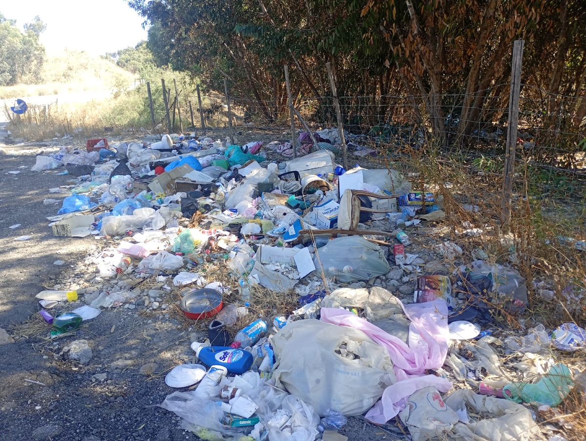 Crotone - Rifiuti sulla SP 58, Barbatano: «Subito telecamere e bonifica» - Foto: Rifiuti sulla Sp 58