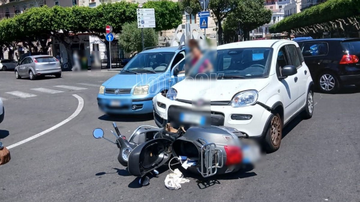 Paura in centro a Crotone, scontro tra auto e scooter in Piazza Pitagora - Foto: Redazione
