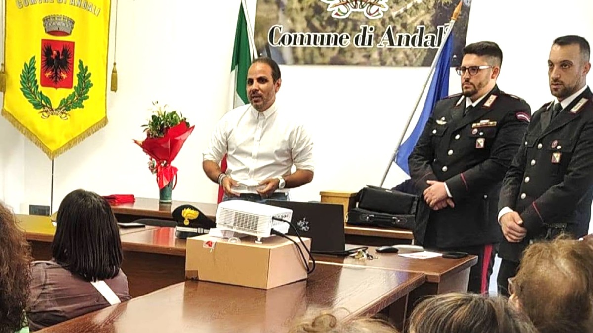 Andali, incontro dei Carabinieri contro le truffe agli anziani e i raggiri - Foto Uff. Stampa Comune di Andali 