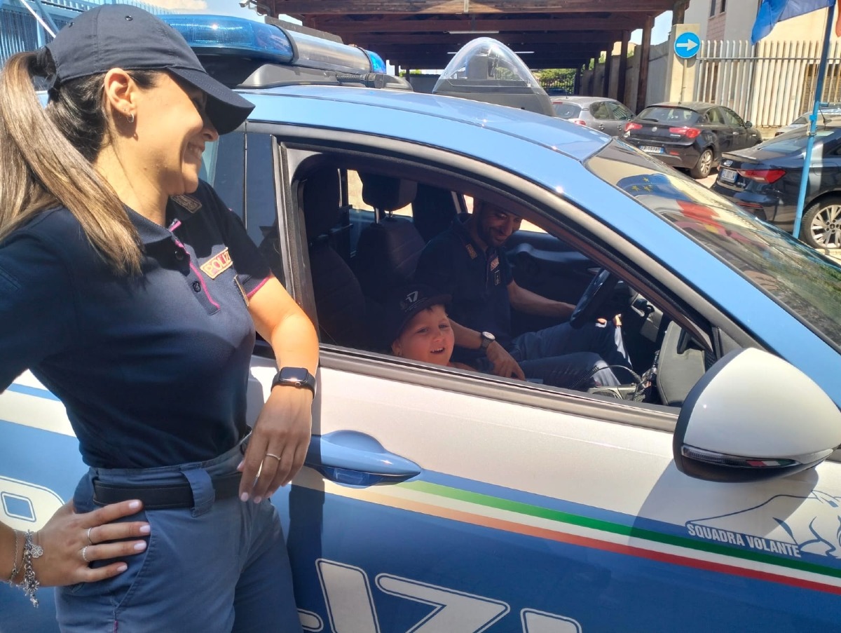 Il sorriso del piccolo Antonio illumina la Questura di Crotone  - Foto: Uff. Stampa Questura di Crotone 