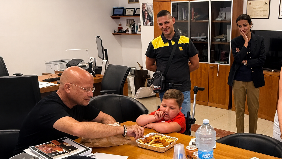 Il piccolo Antonio e la richiesta speciale al Questore: una casa con ascensore - Foto: Uff Stampa Questura di Crotone