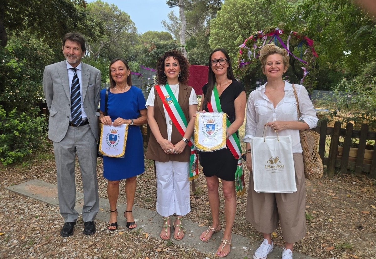 Crotone e Livorno unite dalla memoria: una targa suggella il legame tra il Giardino di Alì e il Giardino di Sara - Foto Uff. Stampa Comune di Crotone