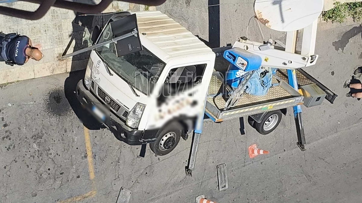 Crotone - Incidente sul lavoro in corso Messina, operaio cade dal cestello - Foto: Redazione 