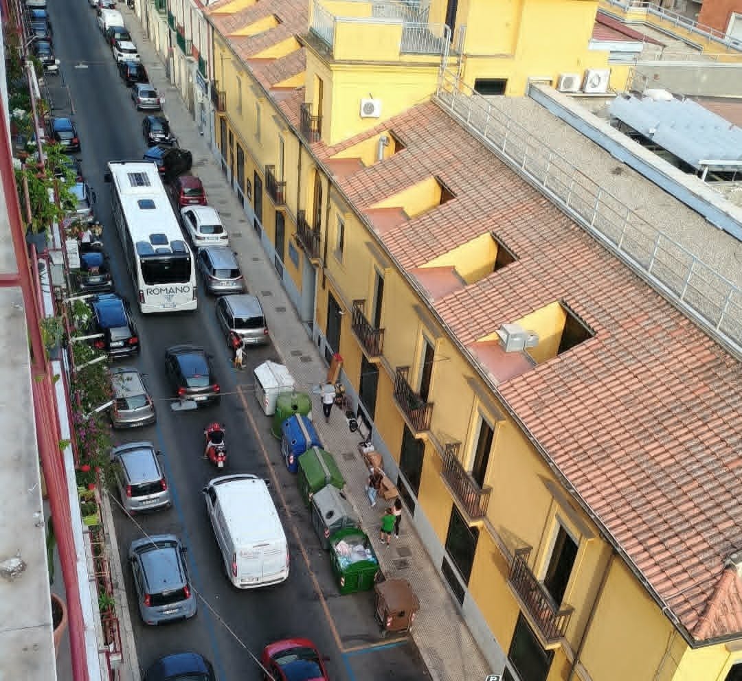 Barriere architettoniche, il paradosso di Crotone: rampe e accessi spesso bloccati dalle auto in sosta - Foto: Redazione
