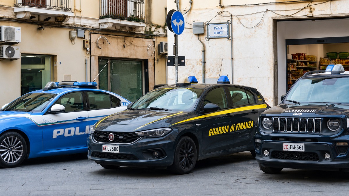 Crotone, chiusa un'officina abusiva: sequestrate attrezzature e multa da 5.164 euro - Foto: Uff. Stampa Questura di Crotone 
