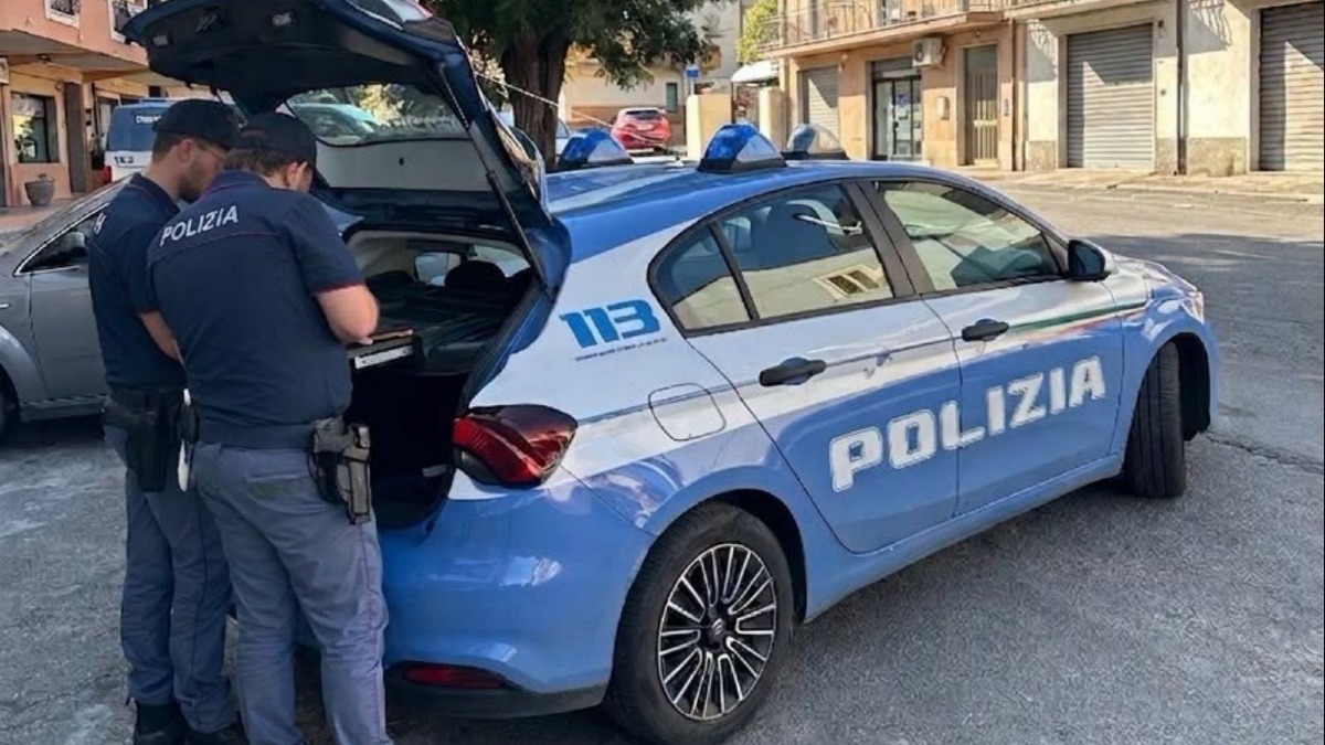 Operazione della Polizia tra Crotone e Isola: controlli a tappeto e multa a un'attività - Foto Uff. Stampa Questura di Crotone 