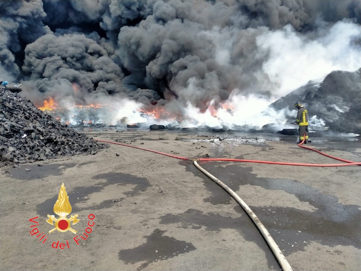 Lamezia, vasto incendio di pneumatici: chiusa la Statale 18 - Foto: Ufficio stampa Vigili del Fuoco 