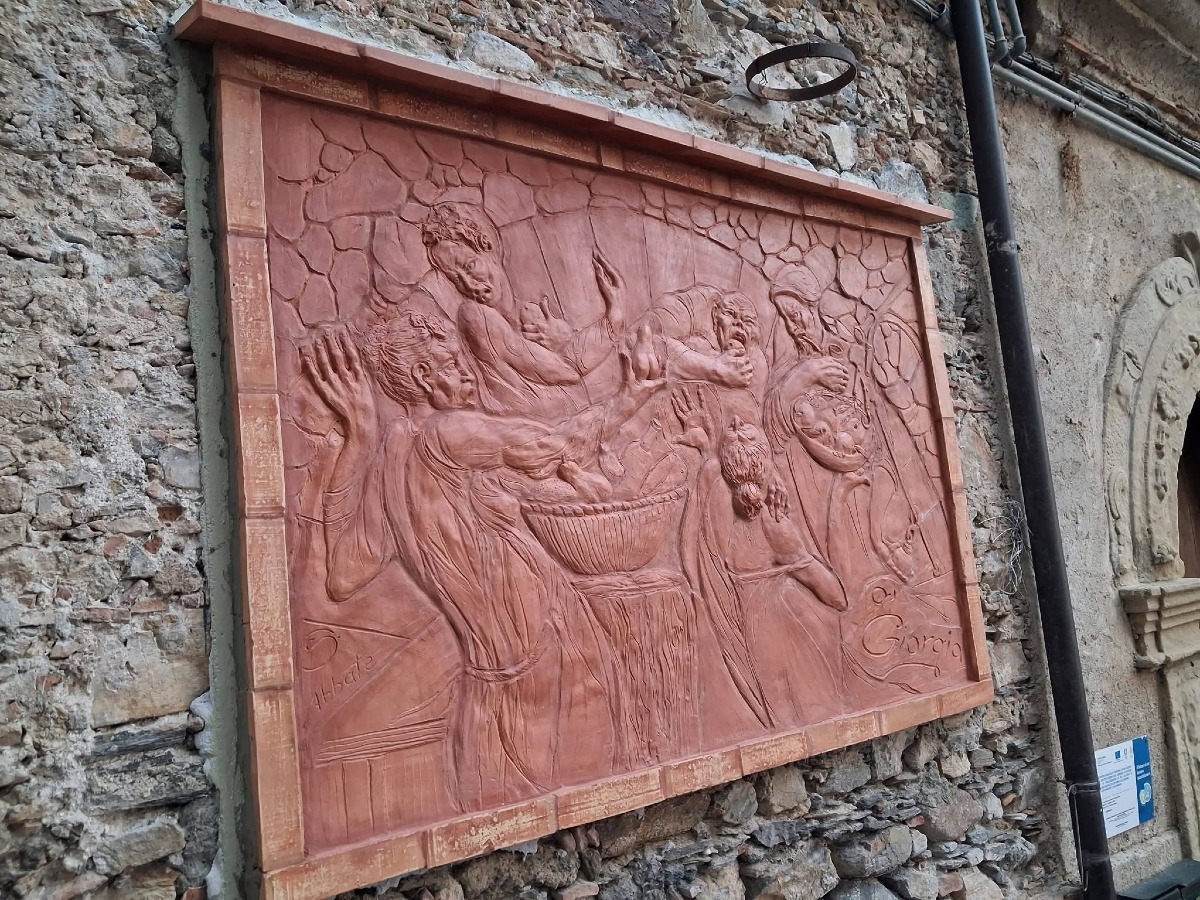 Cetraro, nel centro storico il primo bassorilievo dedicato all'antico mercato - Foto: Uff. Stampa Comune di Cetraro