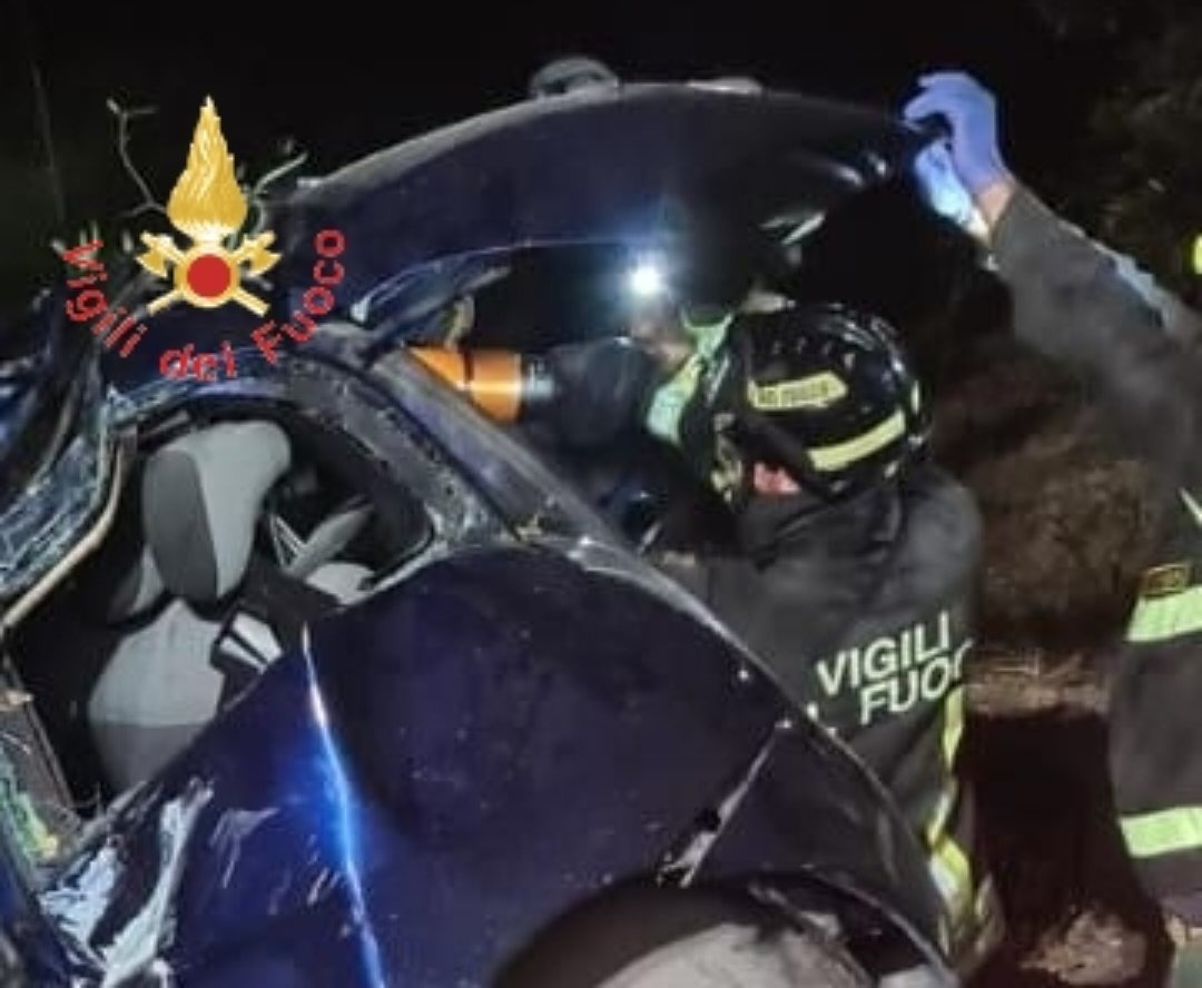 Squillace, auto contro un albero nella notte: un morto  - Foto: Uff. Stampa Comando dei Vigili del Fuoco di Catanzaro