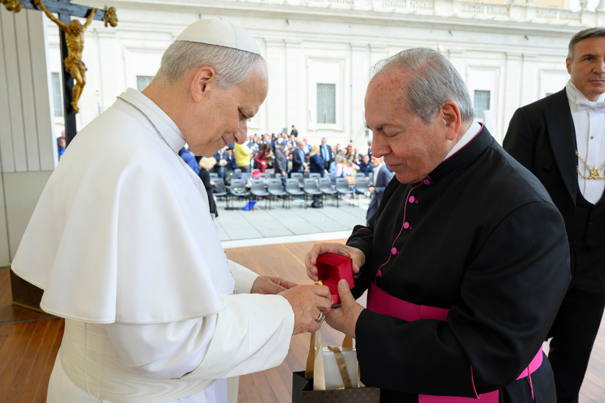 Papa Leone XIV riceve un anello del maestro orafo Affidato - Foto: Ufficio stampa Michele Affidato