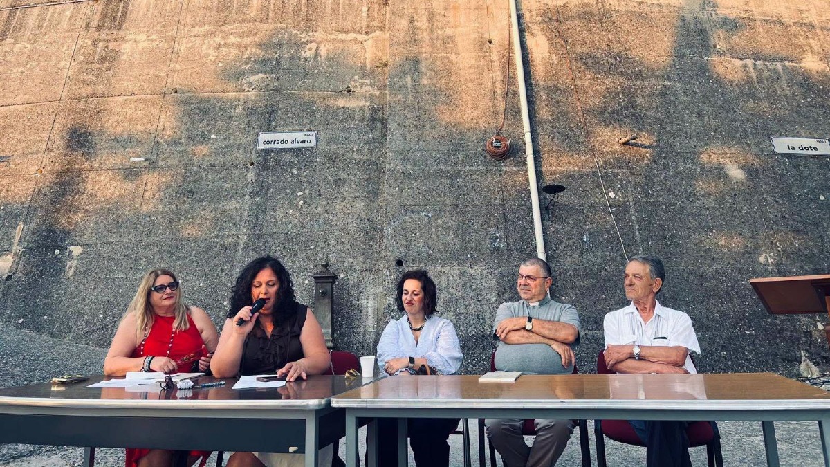 Casali del Manco, successo per la presentazione del libro di poesie di Natale Calabrese - Foto Uff. Stampa Comune di Casali del Manco 