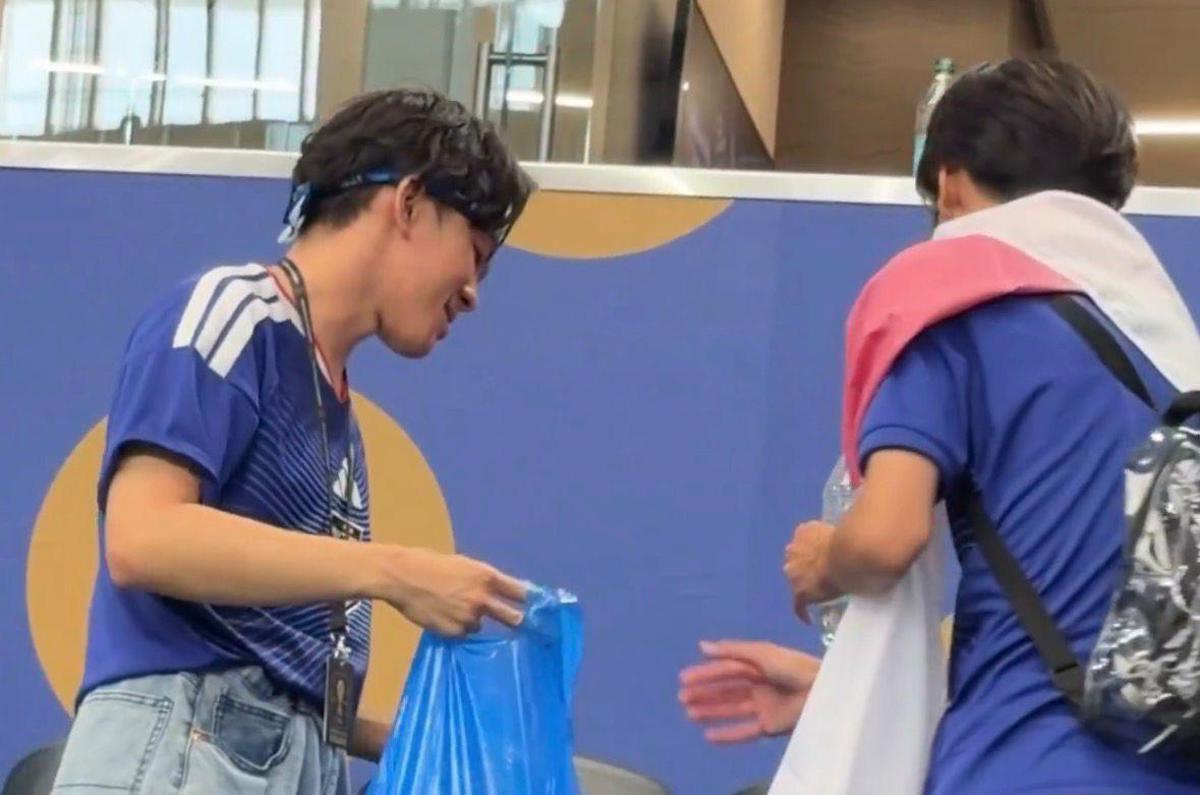 Mondiali, i tifosi del Giappone 'ripuliscono' lo stadio dopo la partita con l'Olanda - 