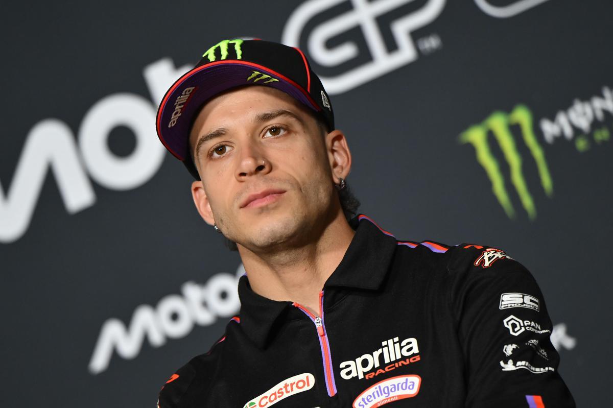 MotoGp, Bezzecchi si scusa: "Nessuna giustificazione". L'abbraccio con il marshall dopo la lite - 