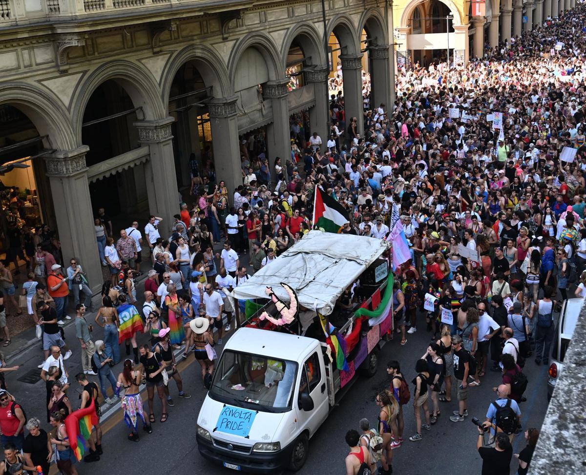 Pride Bologna, media Tel Aviv: "Israeliani spintonati, anche donna incinta" - 
