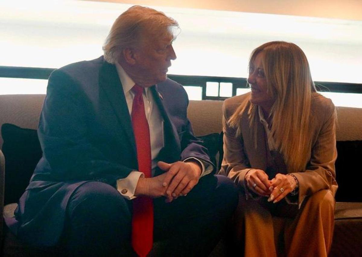 Trump contro Meloni: "Mi ha implorato per una foto". Premier ribatte: "Tutto inventato". E lui attacca su Hormuz - 