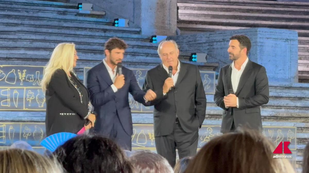 Premio Biagio Agnes, l'atteso abbraccio tra Gerry Scotti e Stefano De Martino - 