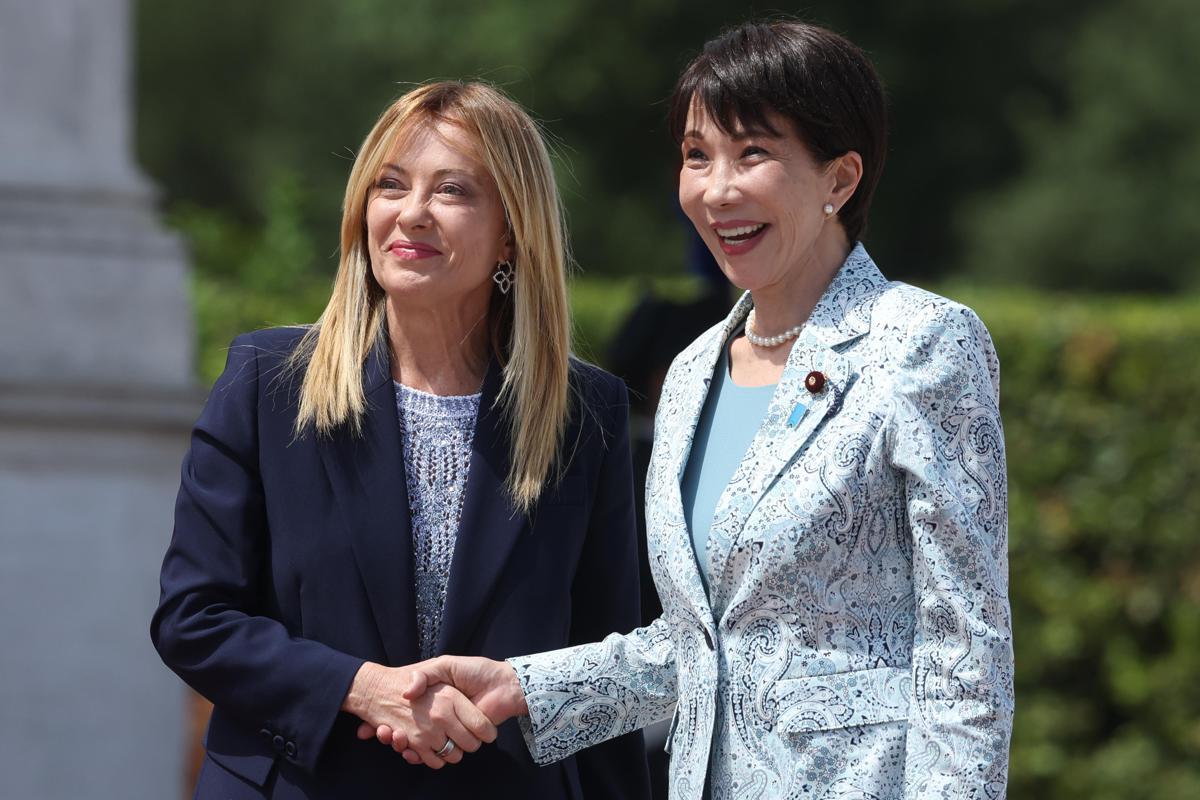Meloni accoglie premier giapponese a Roma: l'abbraccio con Sanae Takaichi - 