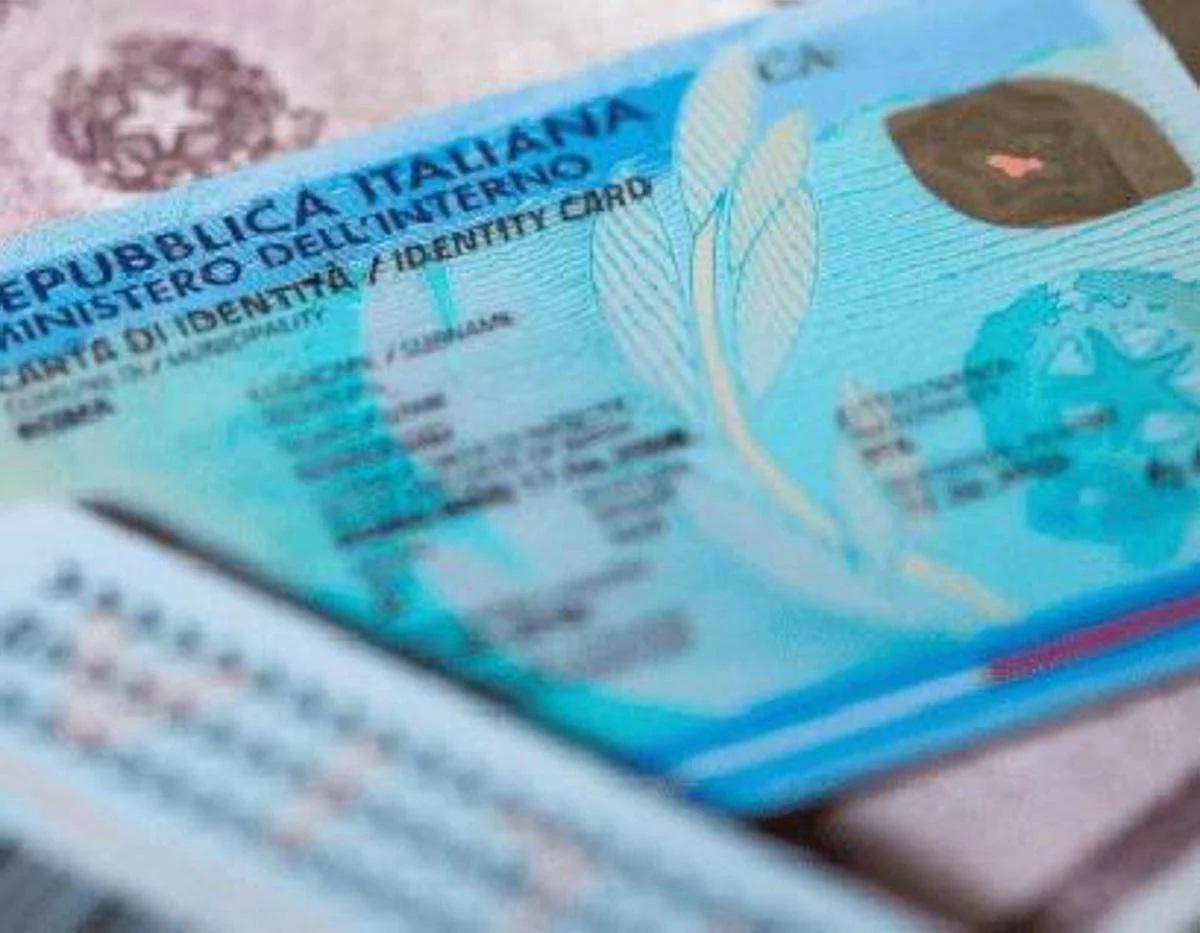Carta d'identità cartacea, slitta l'addio: fino a quando è valida e cosa cambia - 