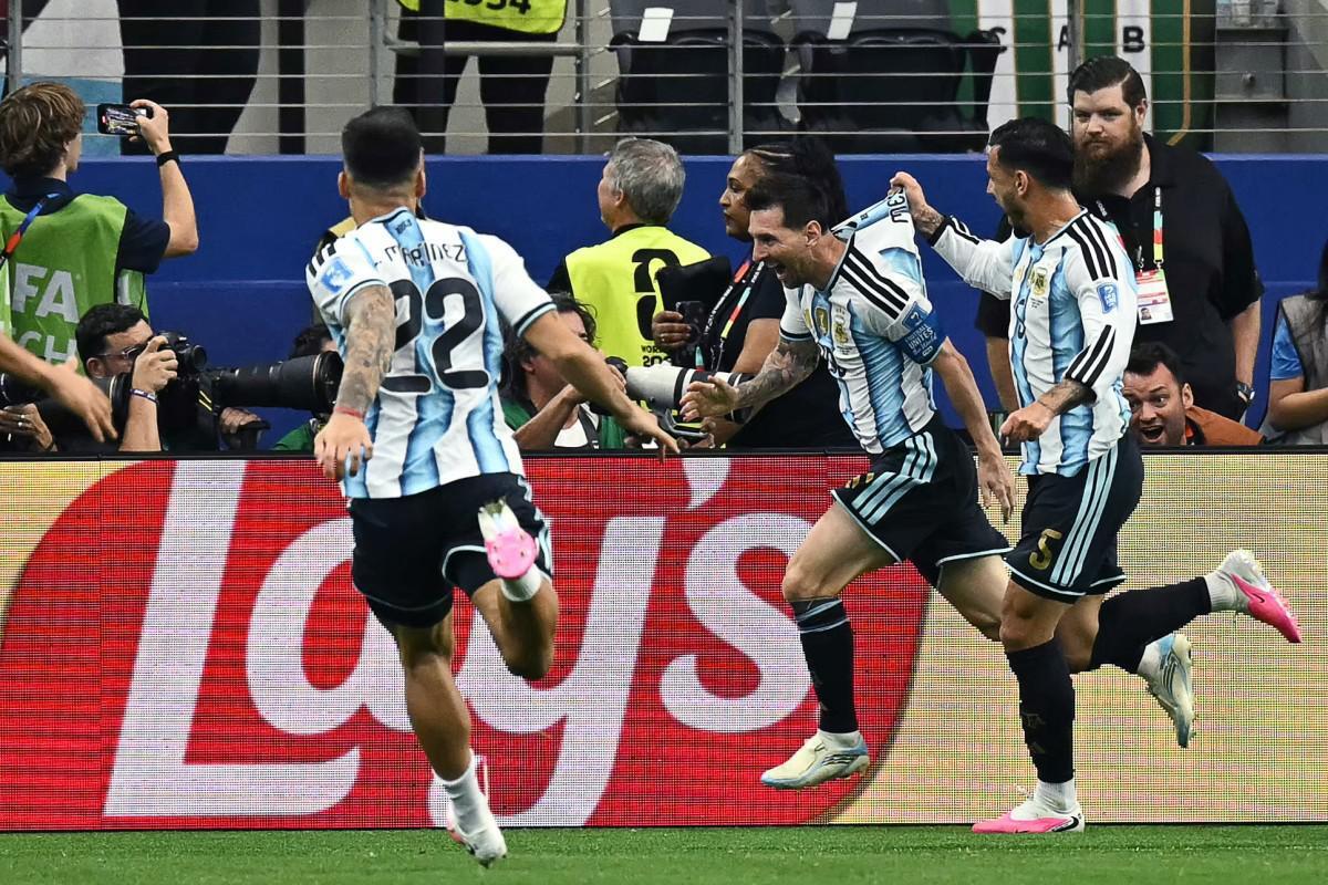 Messi segna, esulta con giornalista e lo commuove: "È la foto della mia vita" - 