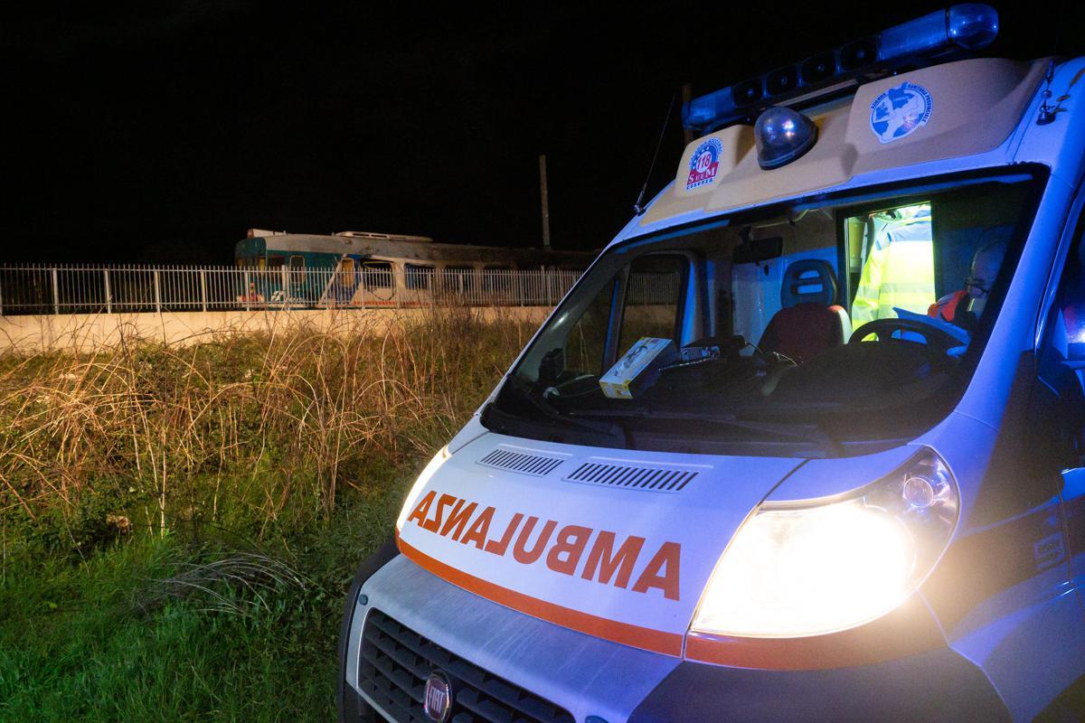 Crotone, scontro tra due auto e cavalli vaganti: morta una donna - 
