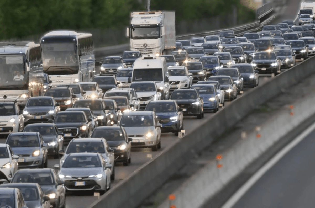 Autostrade, in coda per traffico e cantieri: da oggi scatta il rimborso del pedaggio - 
