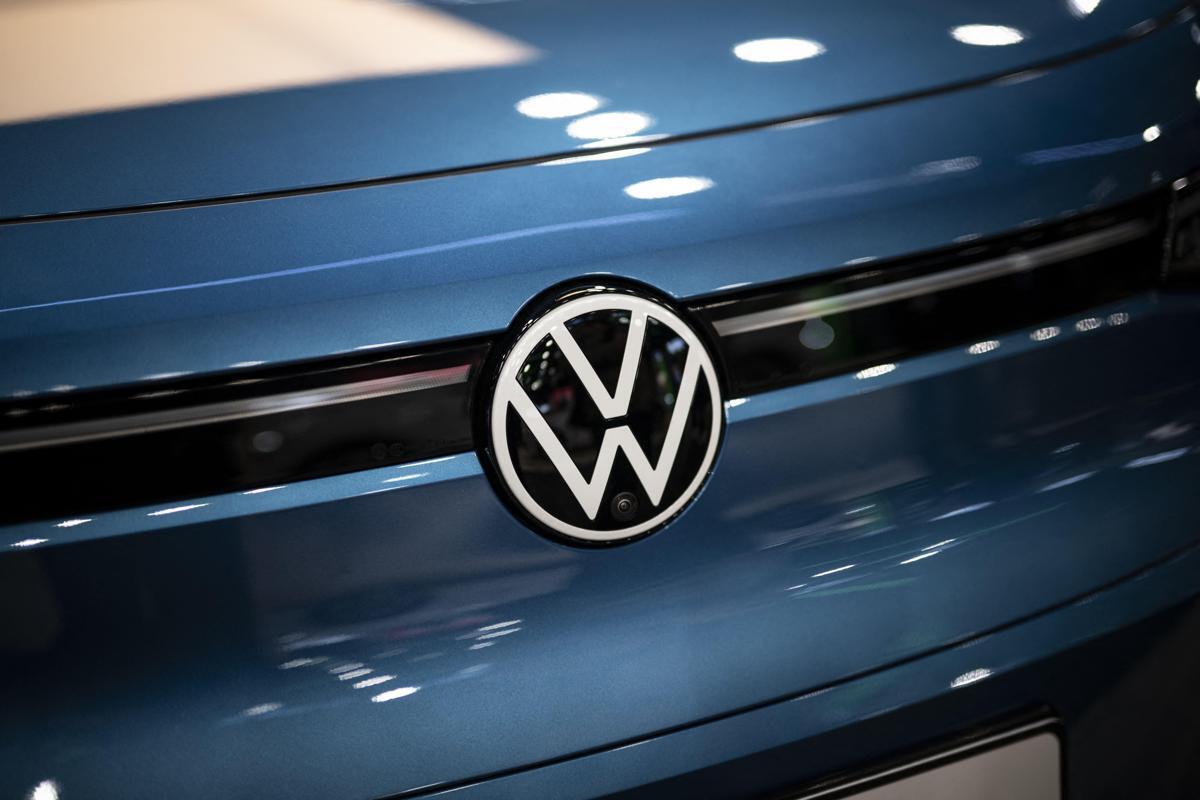 Volkswagen, scure su occupazione: piano per tagliare fino a 100mila posti - 