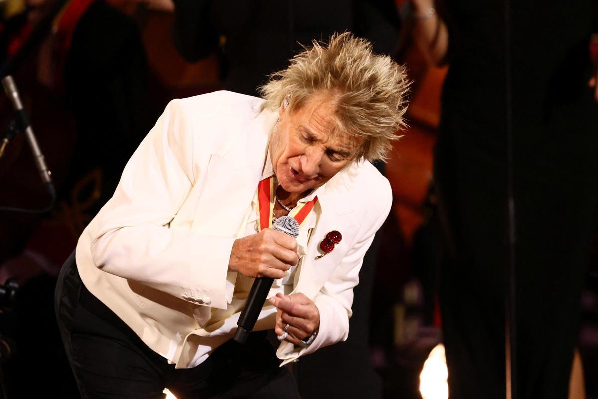 Rod Stewart, malore nel concerto e maschera per l'ossigeno sul palco - 