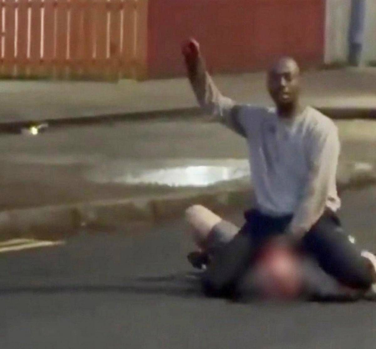Tenta di decapitare un uomo in strada, choc a Belfast - 