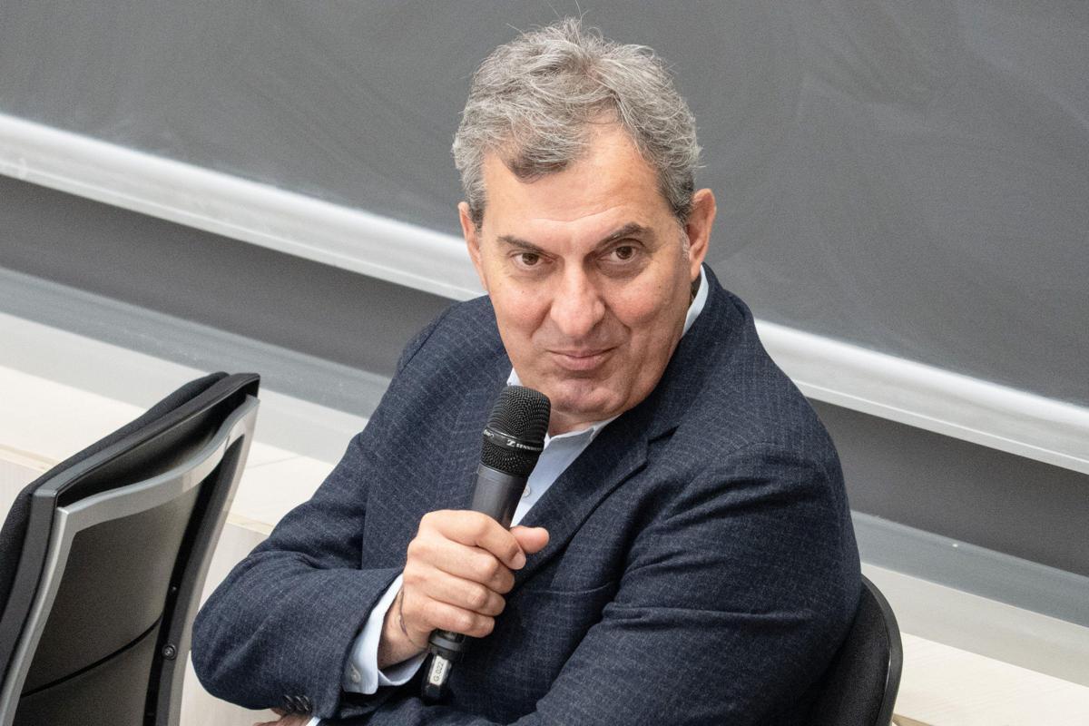Maturità 2026, Calabresi: "Che emozione, libro nato da dialogo con maturandi" - 