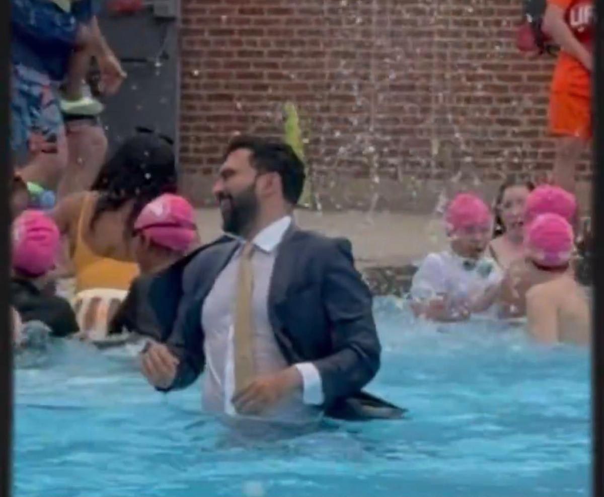 New York apre le piscine, il sindaco Mamdani si tuffa in giacca e cravatta - 