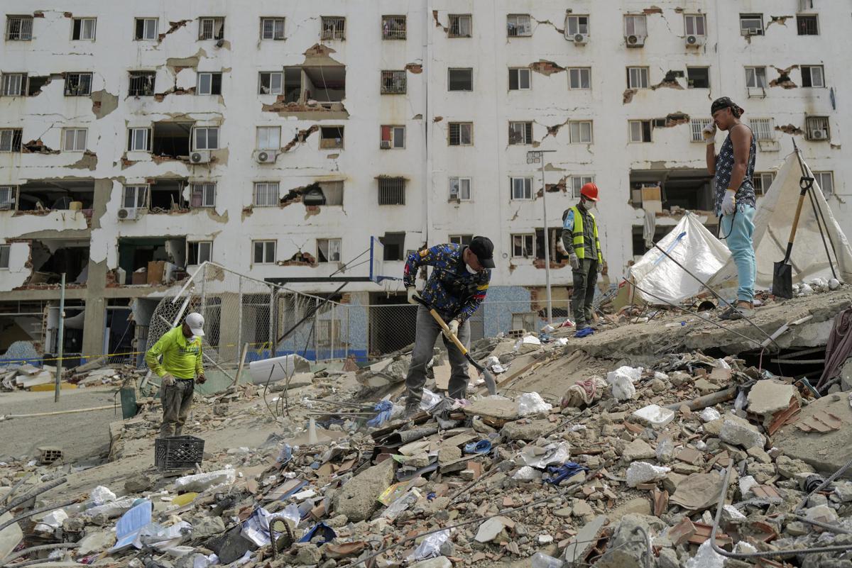 Venezulea, salvati padre e figlio a quattro giorni dal terremoto. Corsa contro il tempo - 