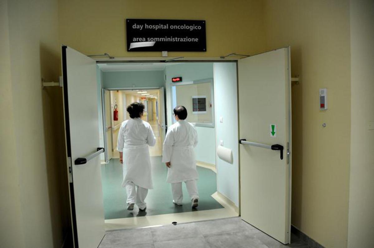 Aiom: "90% oncologi usa accesso precoce a terapie, rimane nodo burocrazia" - 