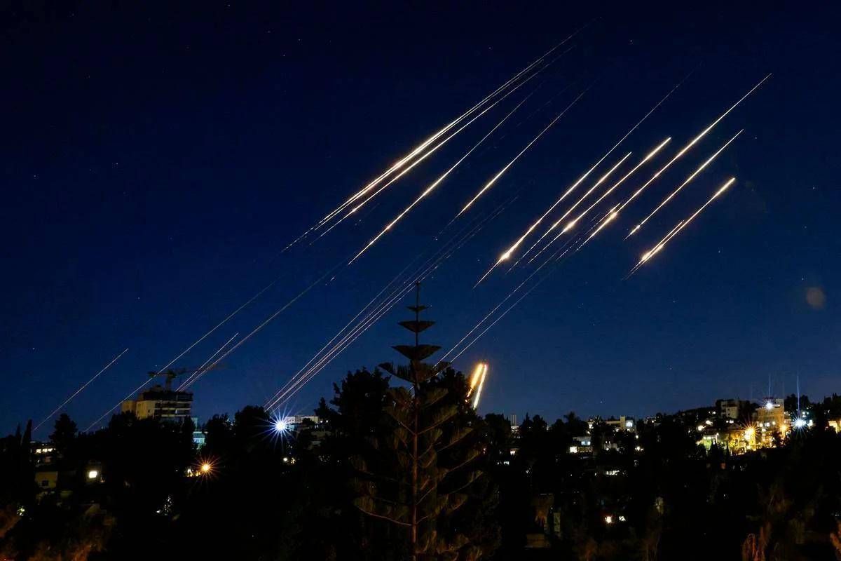 Missili iraniani su Israele, primo attacco dopo tregua. Trump: "Fermatevi". Forze Usa in allerta - 