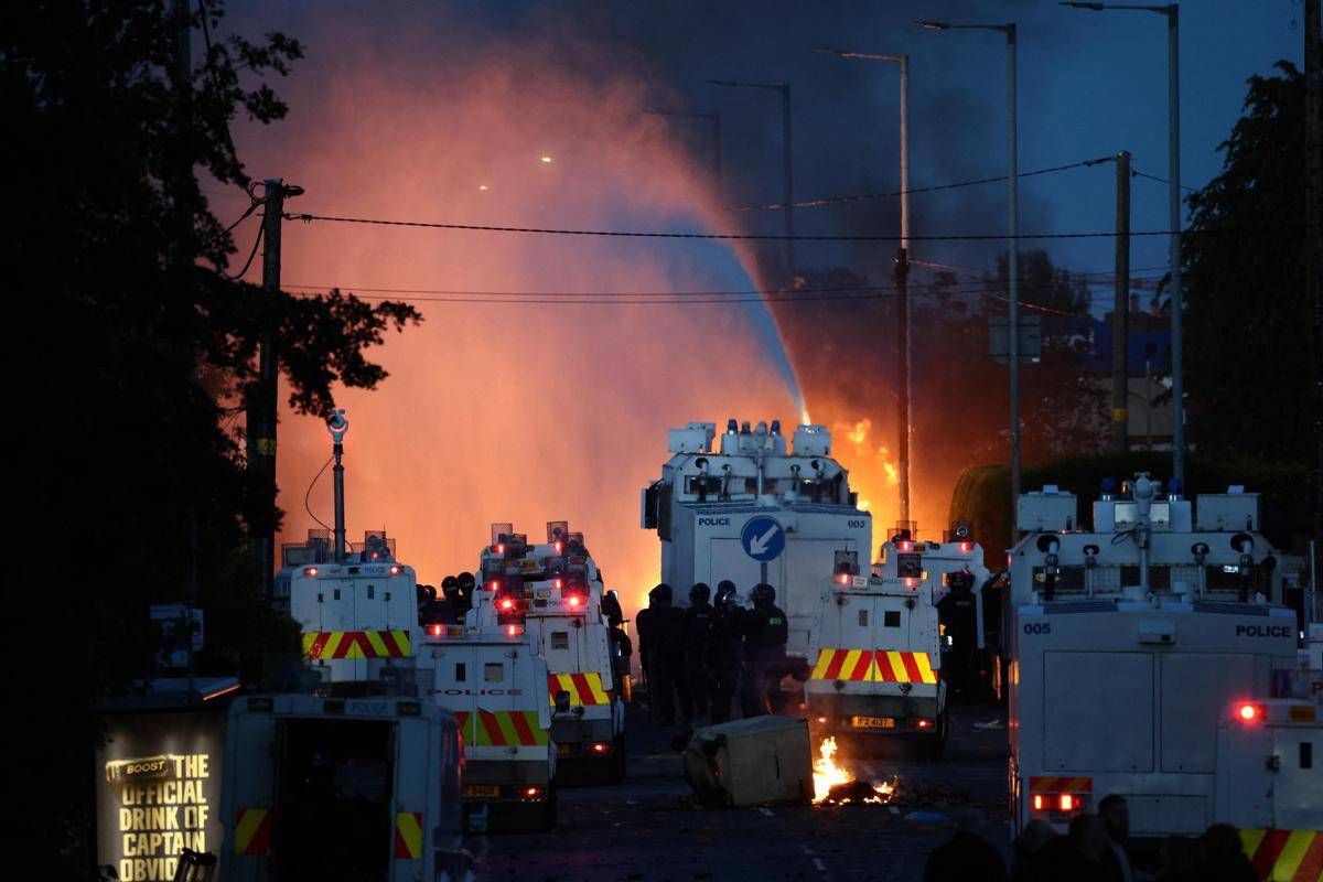 Irlanda del Nord, nuovi scontri anti-immigrati: polizia usa cannoni ad acqua vicino Belfast - 