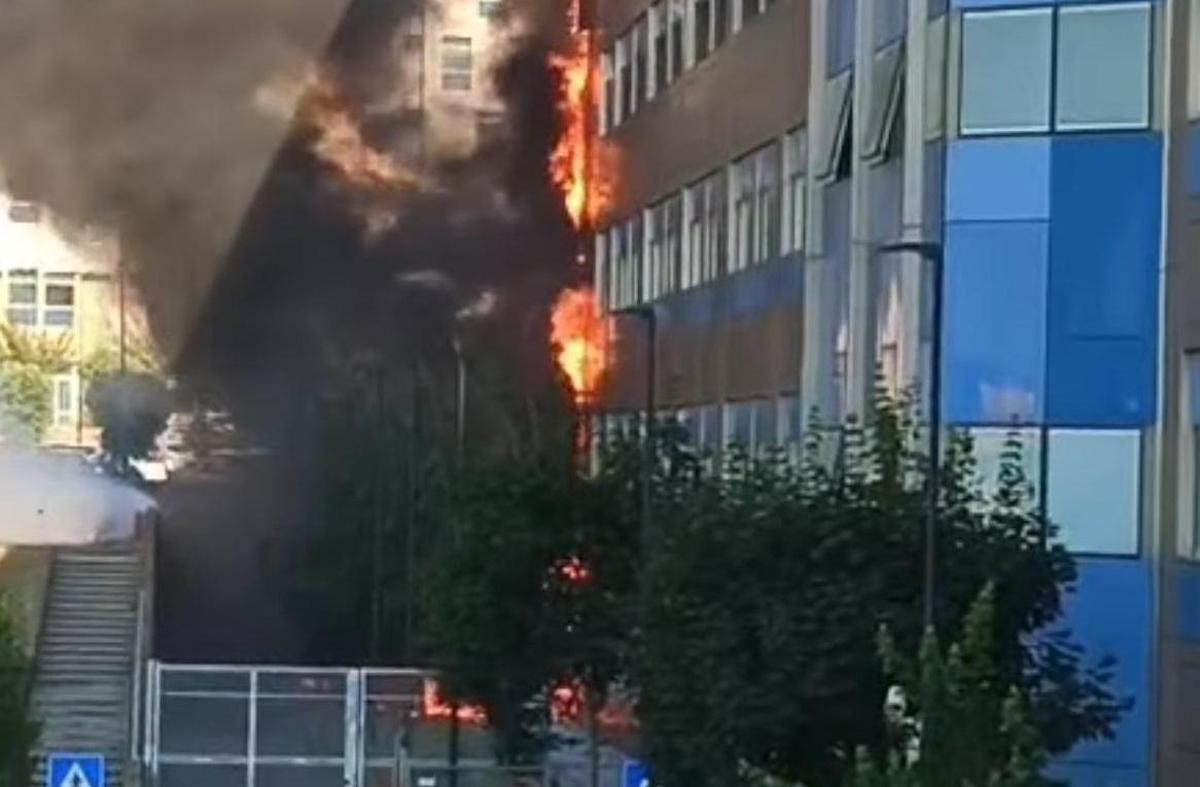 Napoli, incendio all'ospedale del Mare: fiamme e alta colonna di fumo nero - 
