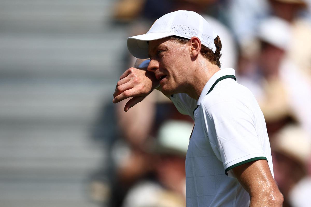 Sinner, ghiaccio sulla testa e gilet refrigerante: allarme caldo a Wimbledon - 