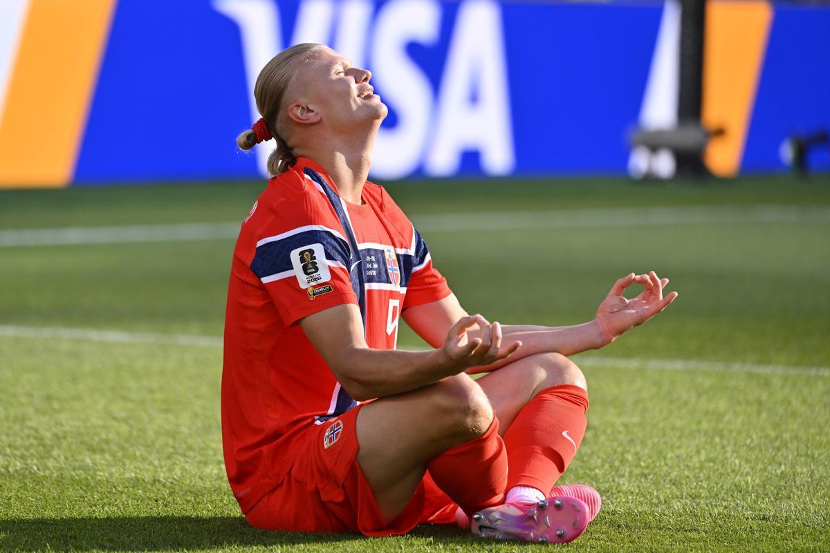 Haaland trascina la Norvegia, doppietta e show all'esordio Mondiale - 