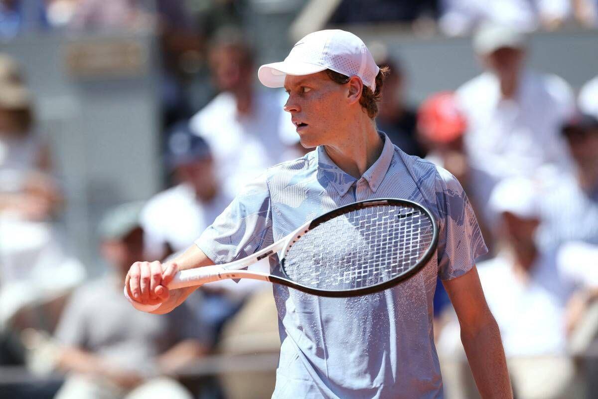 Sinner in campo prima di Wimbledon: esibizione con Cobolli e Darderi - 