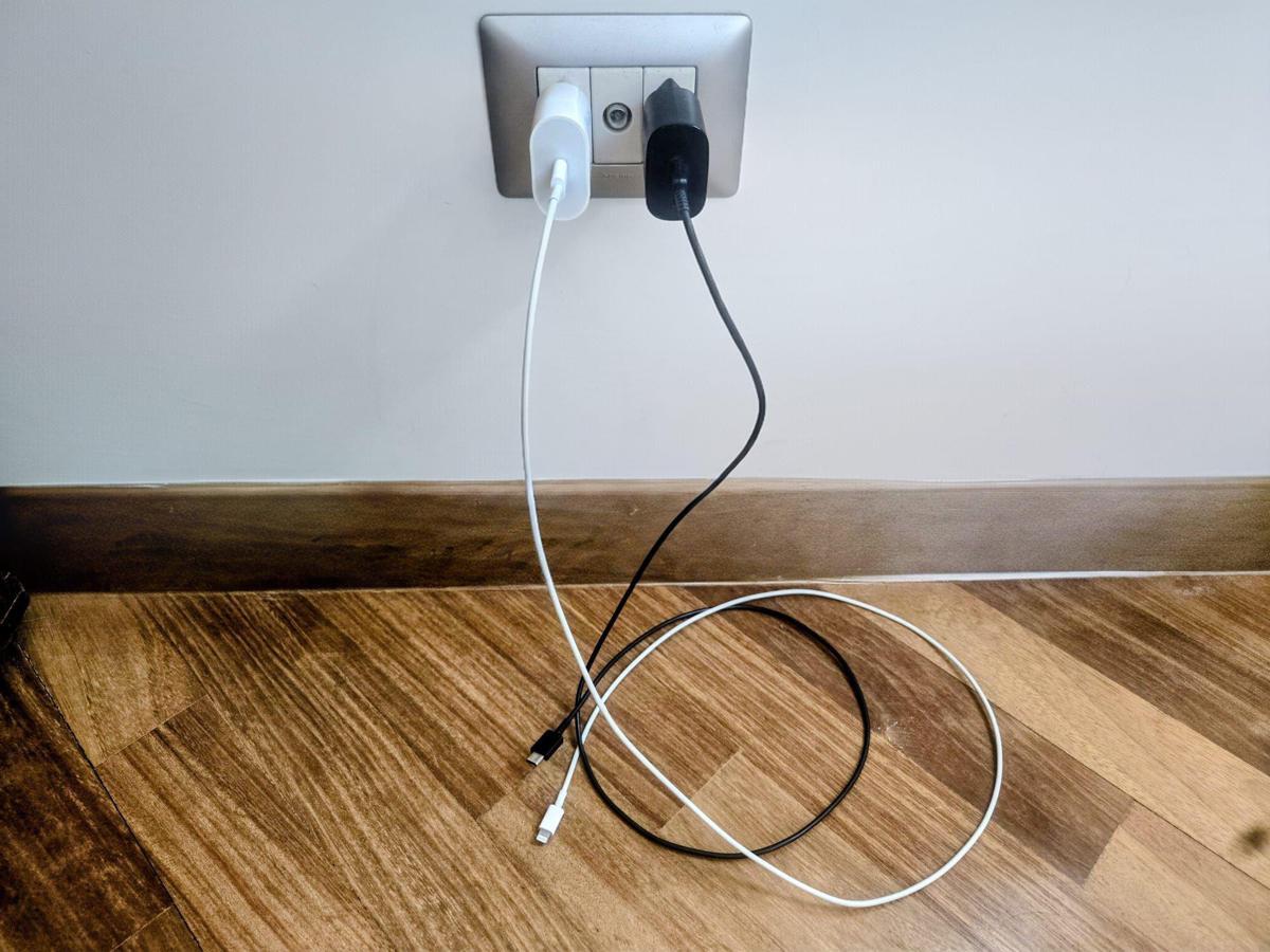 Caricabatteria attaccato alla presa senza telefono, consuma? Cosa succede - 