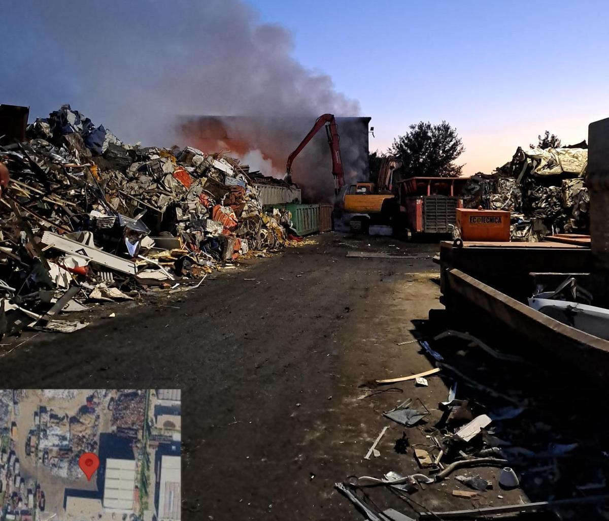 Incendio a Livorno, fiamme in una ditta di stoccaggio di rifiuti: "Chiudete porte e finestre" - 