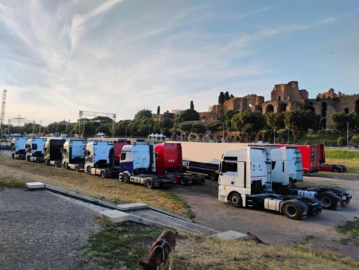 Circo Massimo invaso dai tir per il concerto di Cremonini: l'area archeologica trasformata in un gigantesco parcheggio - 
